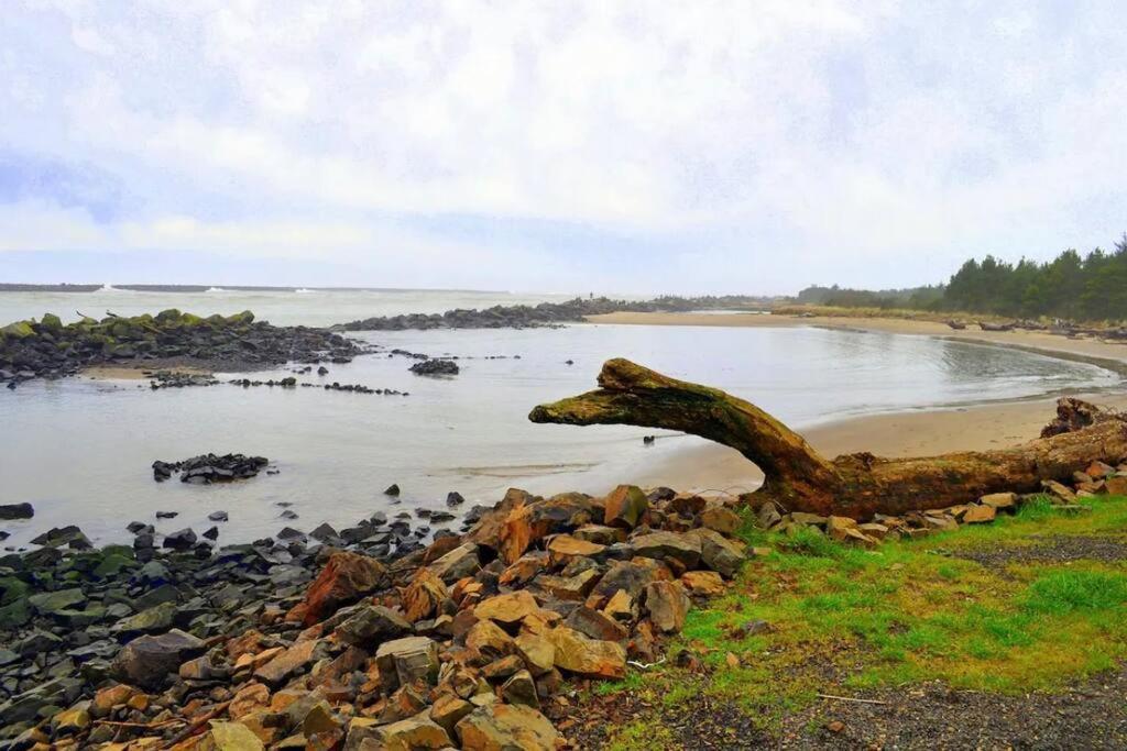 Villa Tiki Escape W/ Amazing Mountain And Marsh Backdrop Rockaway Beach Esterno foto