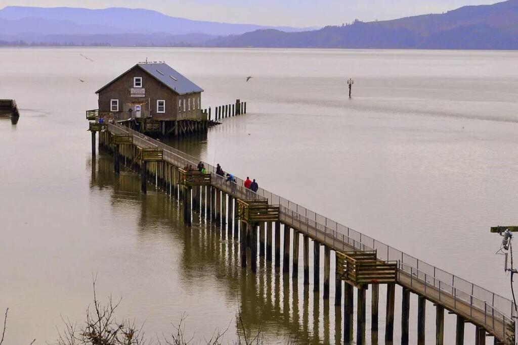 Villa Tiki Escape W/ Amazing Mountain And Marsh Backdrop Rockaway Beach Esterno foto