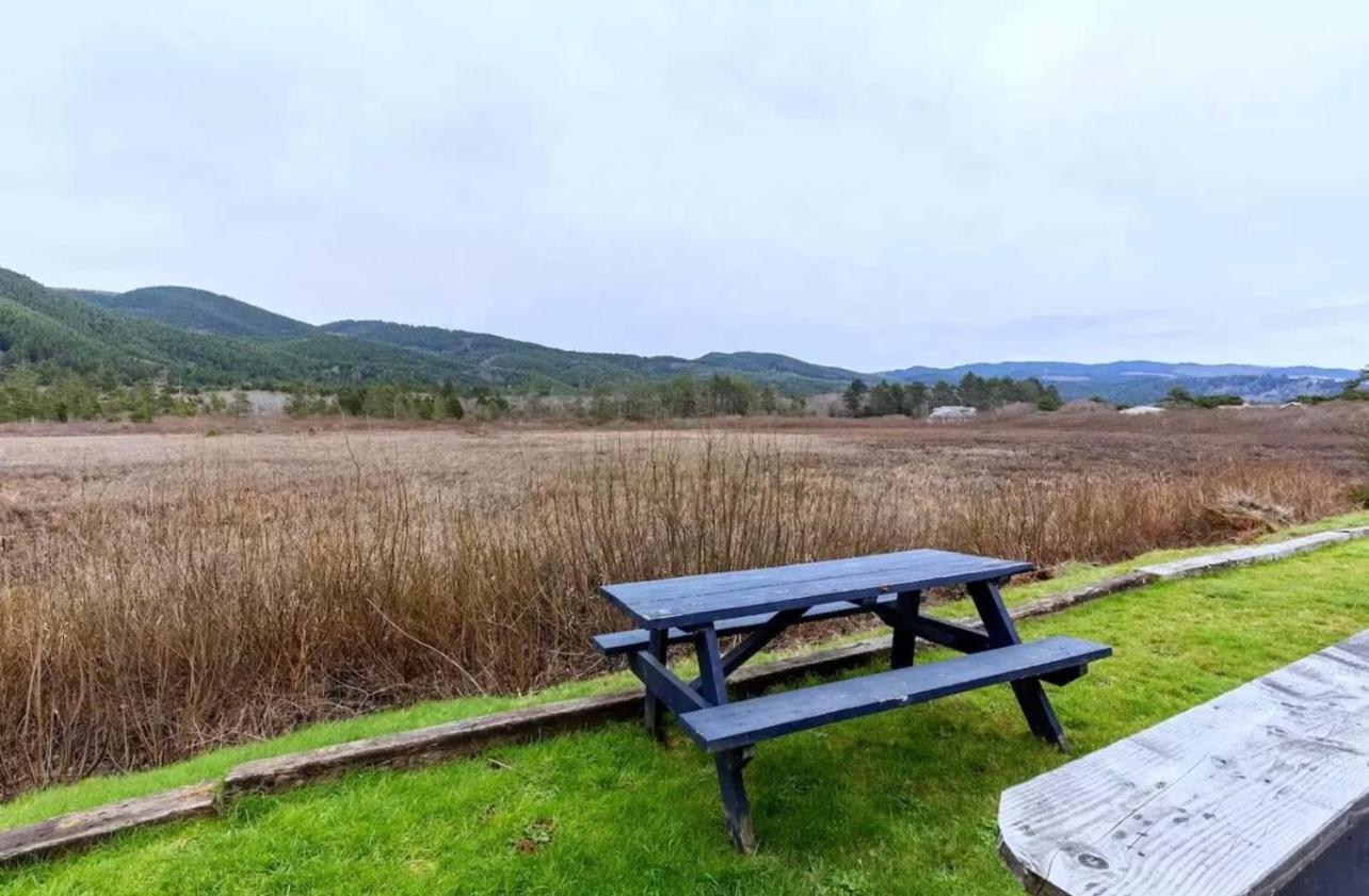 Villa Tiki Escape W/ Amazing Mountain And Marsh Backdrop Rockaway Beach Esterno foto