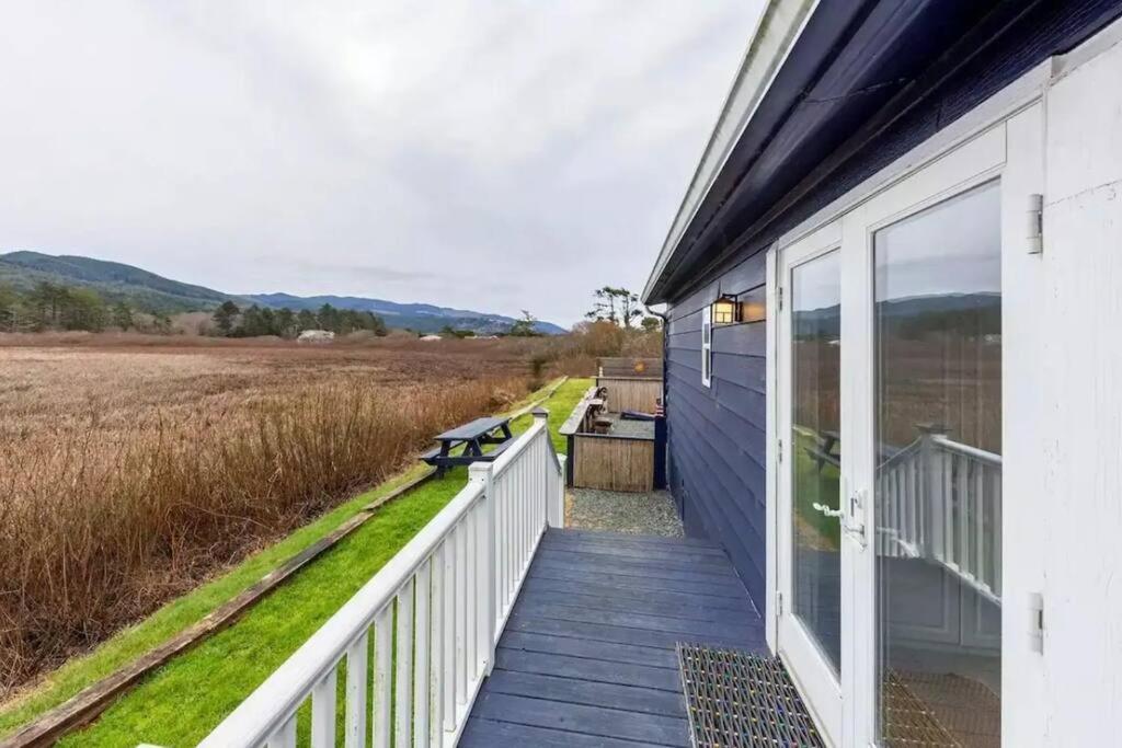 Villa Tiki Escape W/ Amazing Mountain And Marsh Backdrop Rockaway Beach Esterno foto