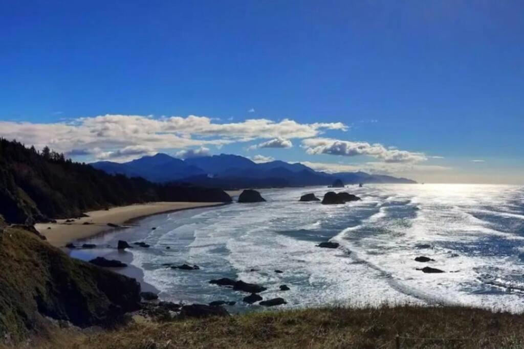 Villa Tiki Escape W/ Amazing Mountain And Marsh Backdrop Rockaway Beach Esterno foto