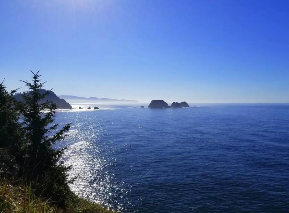 Villa Tiki Escape W/ Amazing Mountain And Marsh Backdrop Rockaway Beach Esterno foto