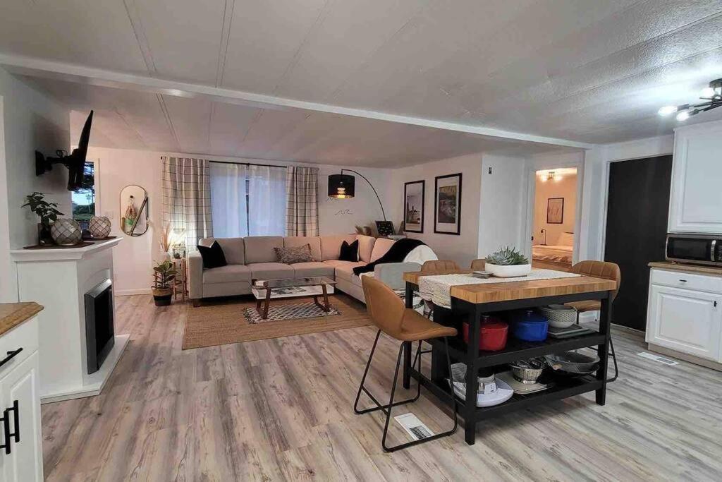 Villa Tiki Escape W/ Amazing Mountain And Marsh Backdrop Rockaway Beach Esterno foto