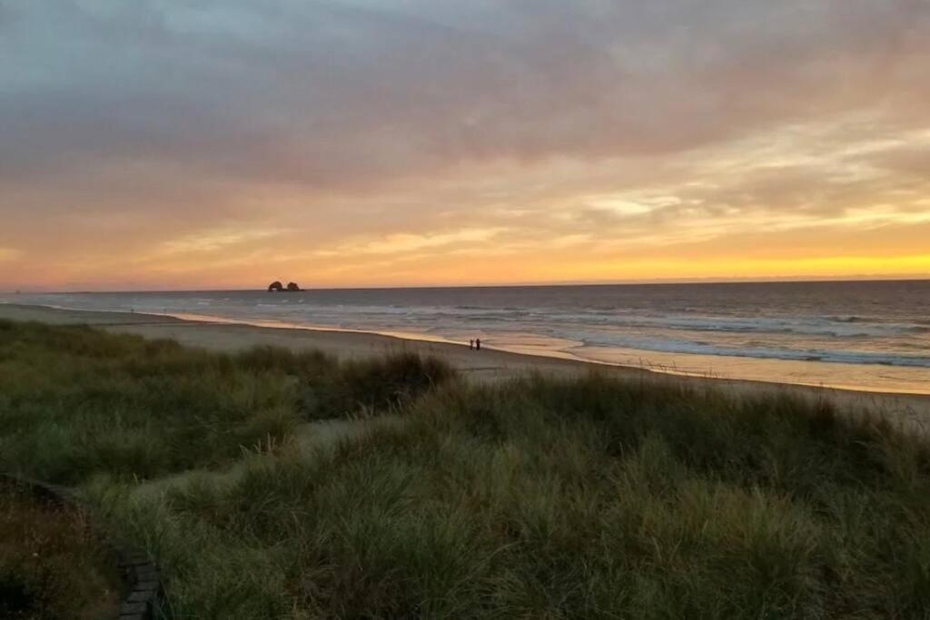 Villa Tiki Escape W/ Amazing Mountain And Marsh Backdrop Rockaway Beach Esterno foto