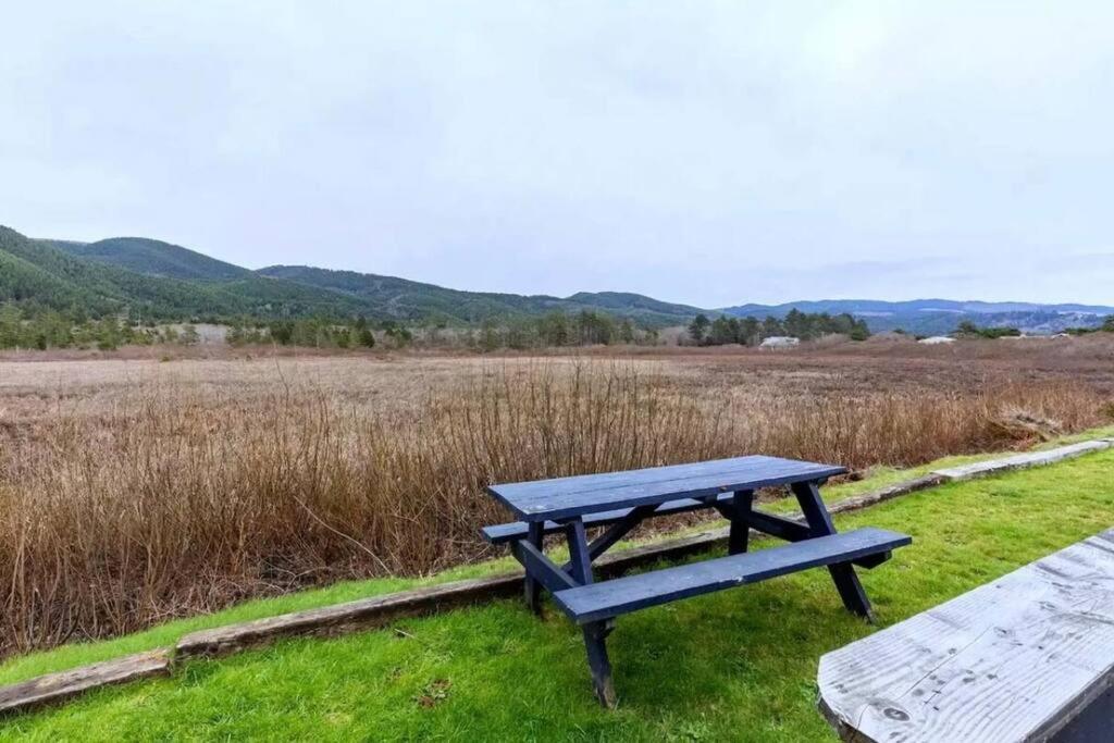 Villa Tiki Escape W/ Amazing Mountain And Marsh Backdrop Rockaway Beach Esterno foto