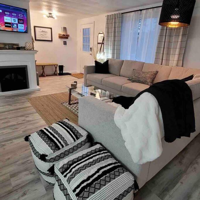 Villa Tiki Escape W/ Amazing Mountain And Marsh Backdrop Rockaway Beach Esterno foto